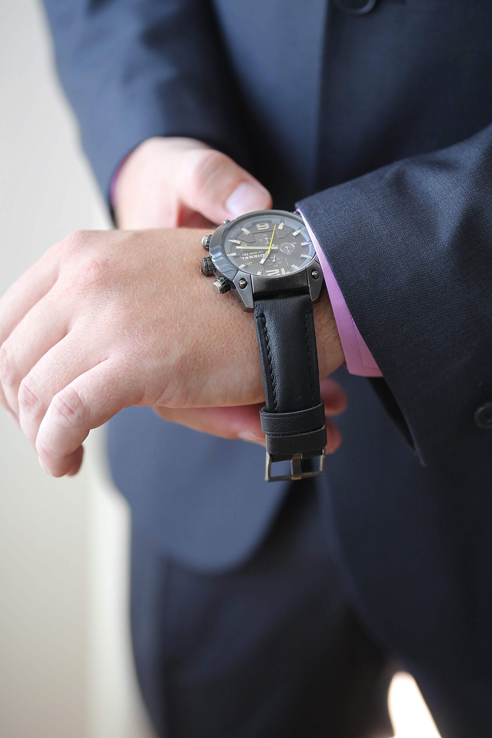 Canon EF 100mm F2.8 Macro USM sample photo. Wristwatch, hands, suit, businessman photography