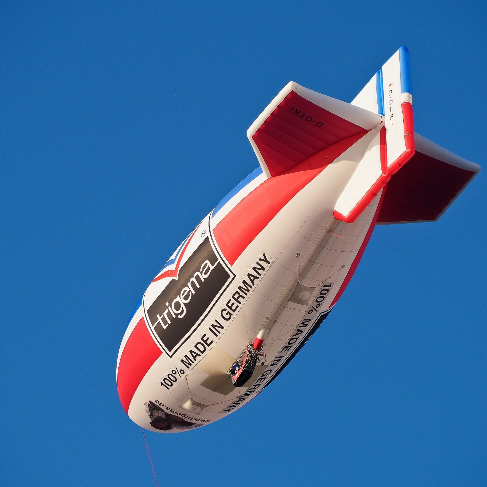 Olympus OM-D E-M10 sample photo. Zeppelin, airship, aircraft photography