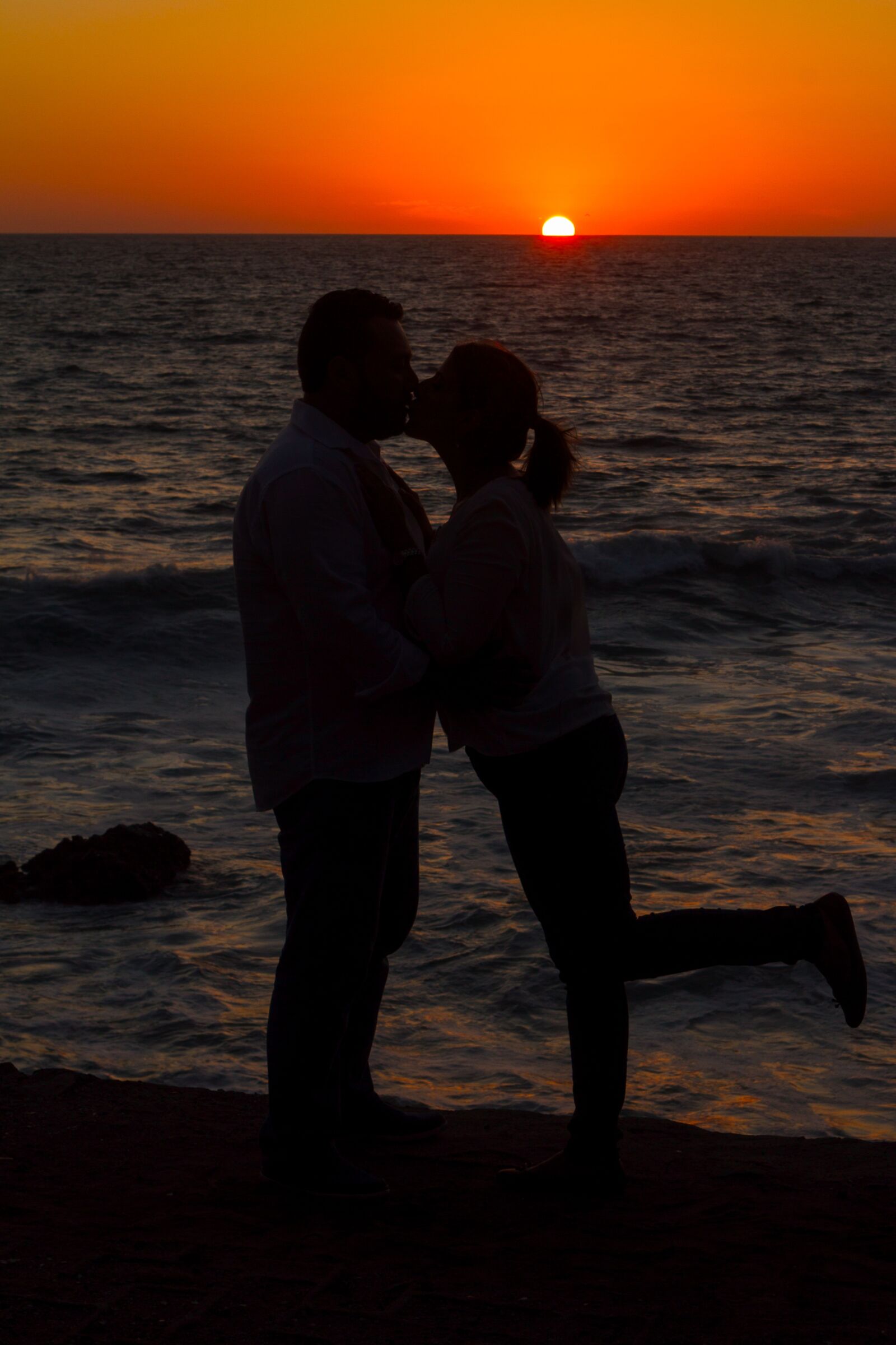 Canon EOS 7D + Canon EF 50mm F1.8 II sample photo. Couple, kiss, sunset photography
