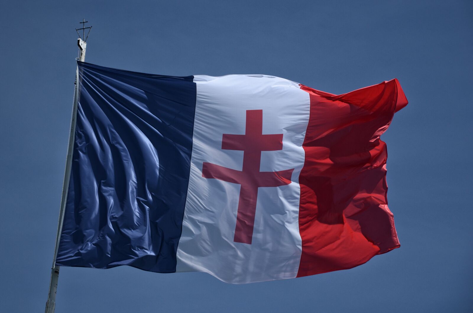 Nikon D5100 sample photo. Flag, cross of lorraine photography