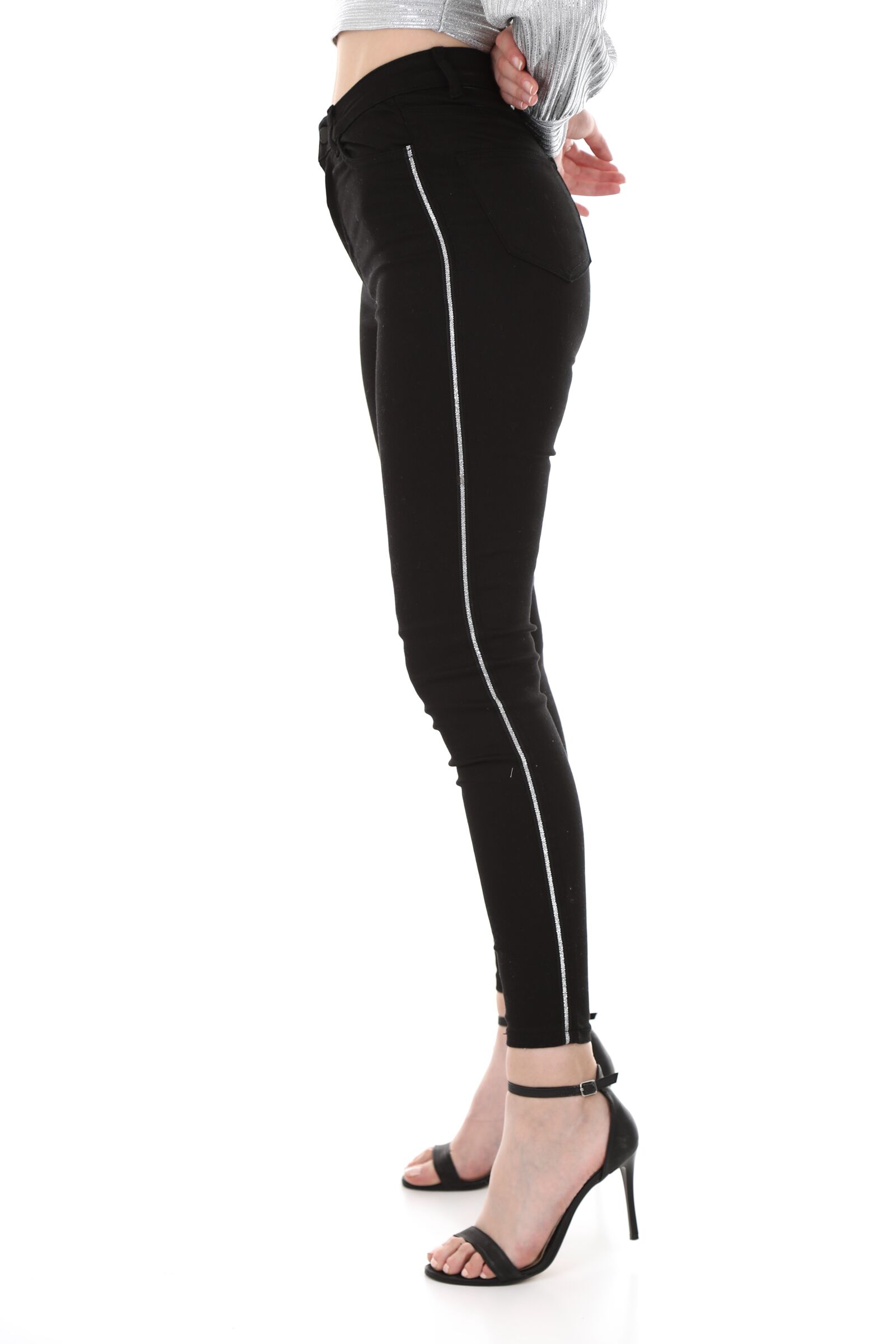 Canon EOS 5D Mark IV sample photo. Pants, fashion, clothes photography