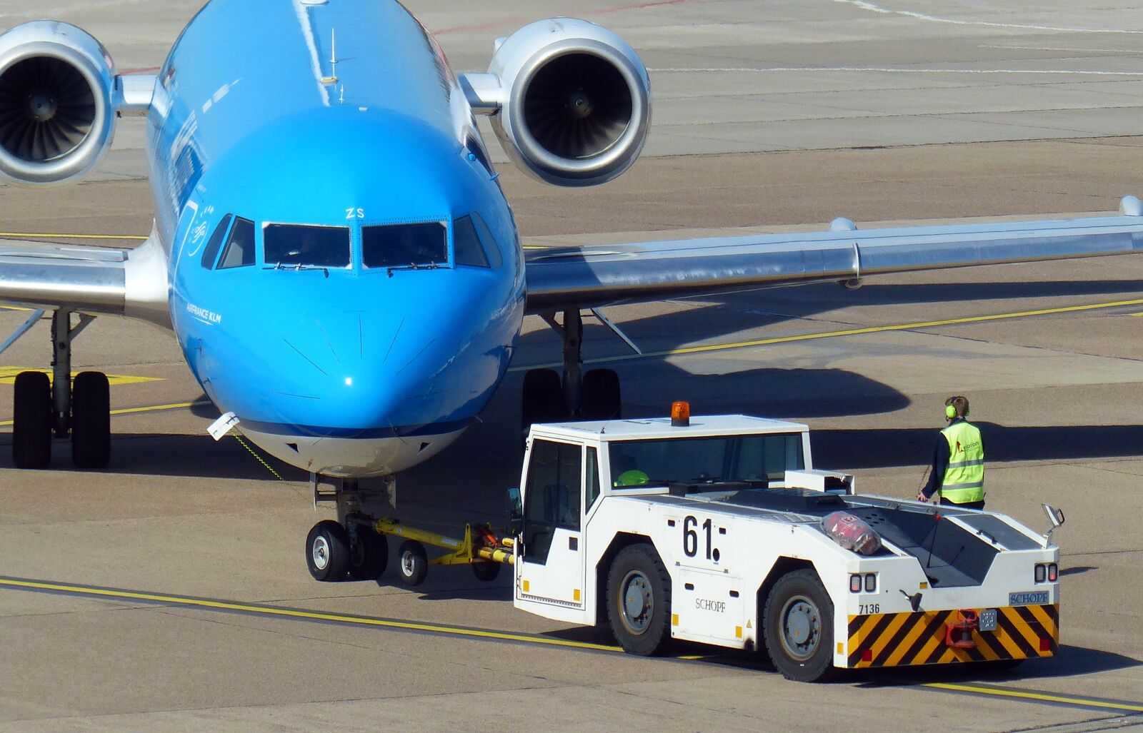 Panasonic Lumix DMC-FZ200 sample photo. Aircraft, airport, vehicle photography