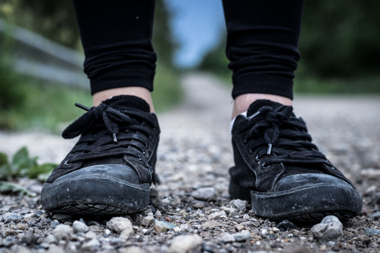 Canon EOS 80D + Canon EF 50mm F1.8 STM sample photo. Blur, close, up, converse photography