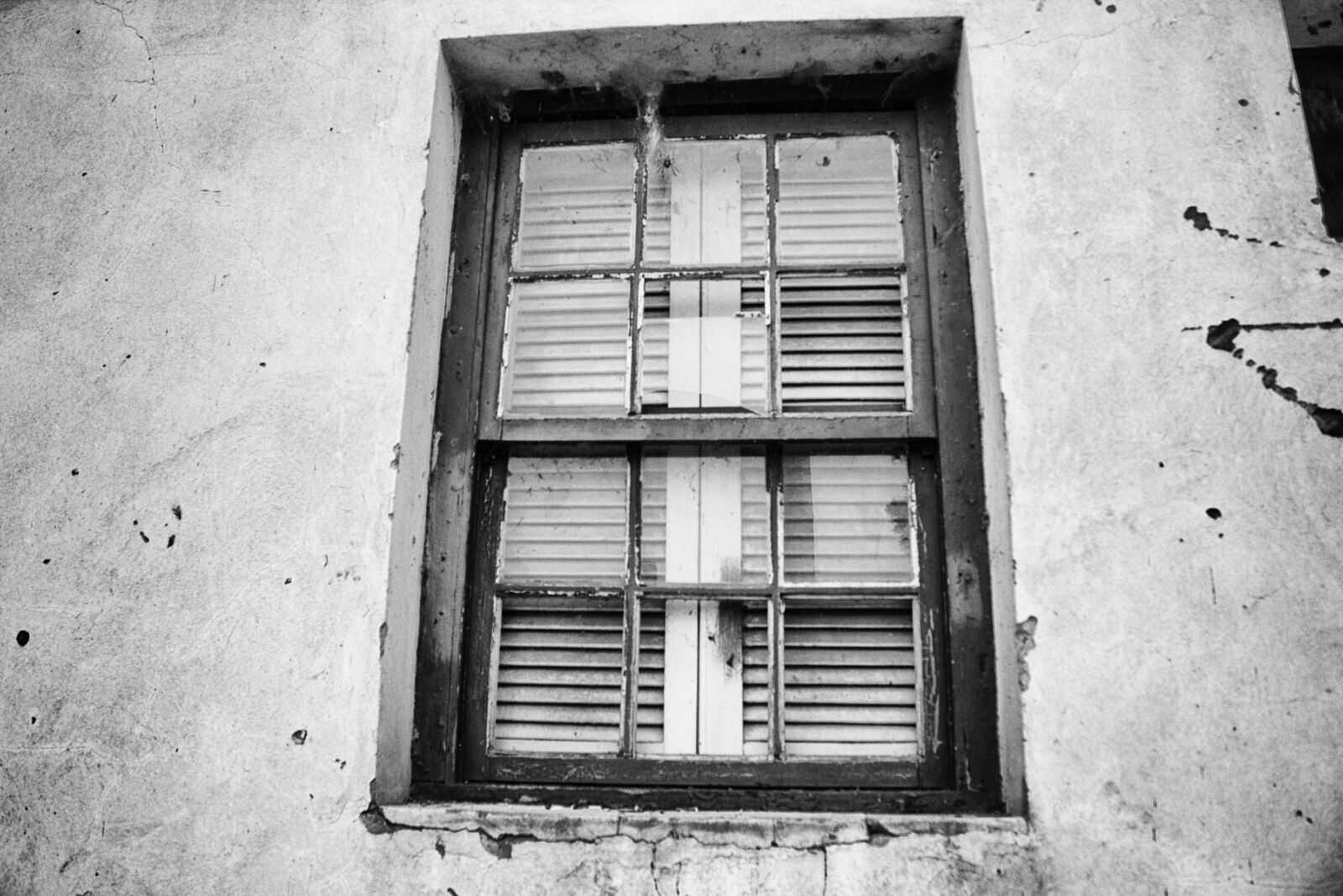 Canon EF-S 18-55mm F3.5-5.6 IS sample photo. Window, glass, wall photography
