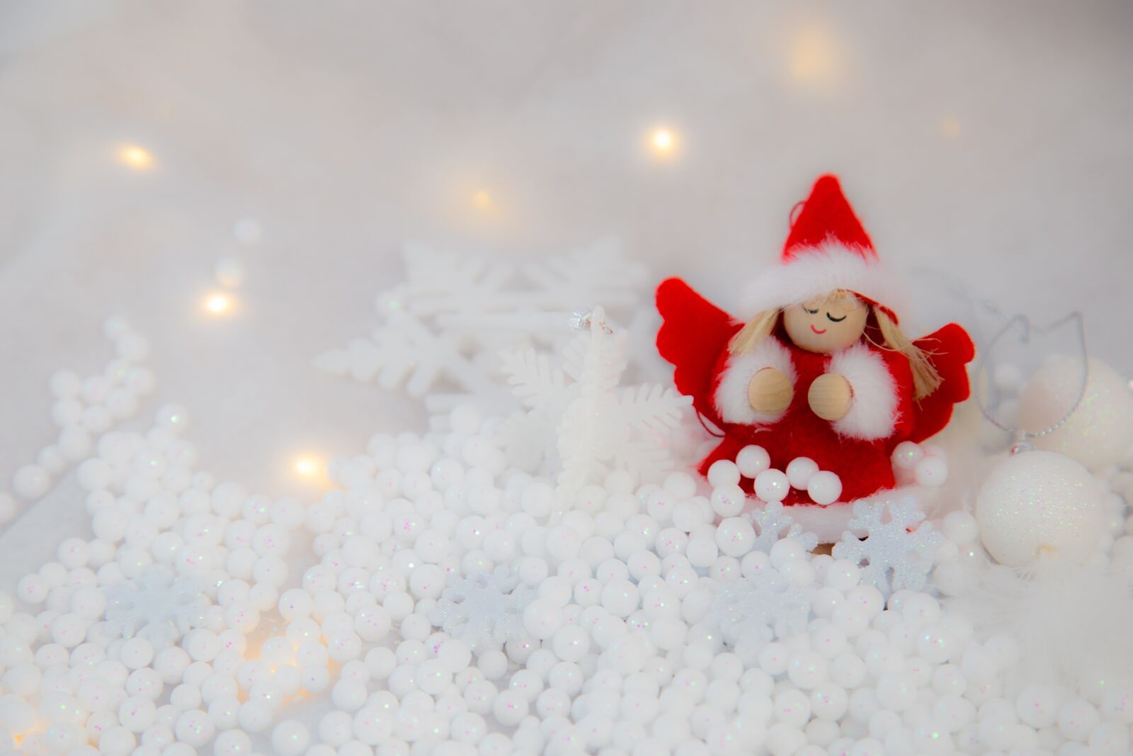Canon EOS 6D + Canon EF 24-105mm F4L IS USM sample photo. Angel, christmas, red photography