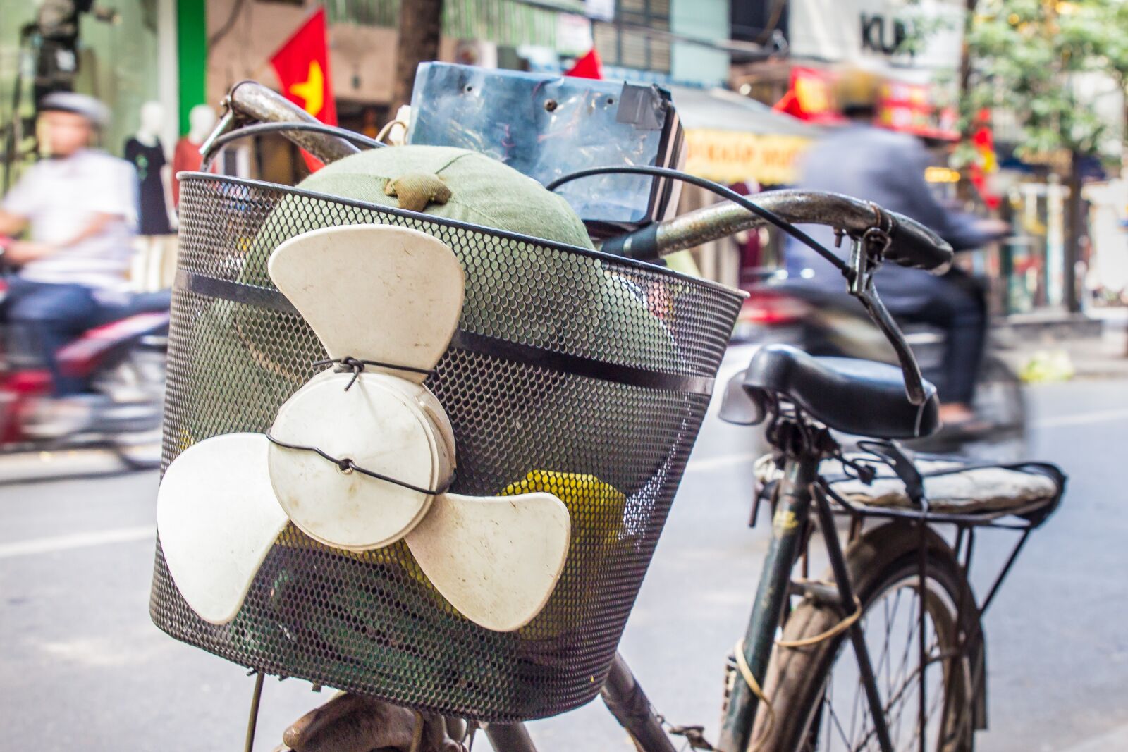 Canon EOS 600D (Rebel EOS T3i / EOS Kiss X5) sample photo. Bicycle, propeller, funny photography