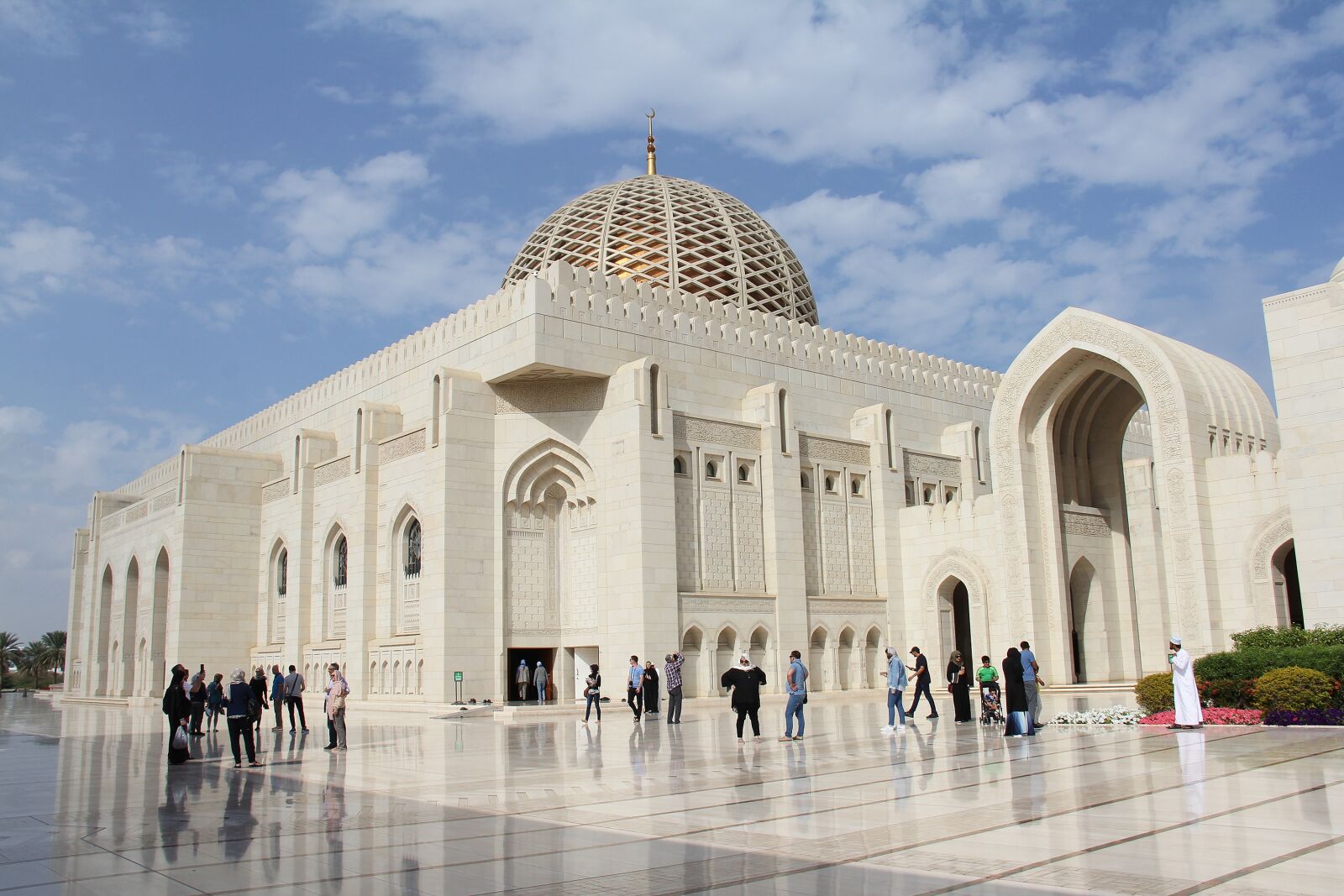 Canon EF-S 18-200mm F3.5-5.6 IS sample photo. Sultan qaboos grand mosque photography