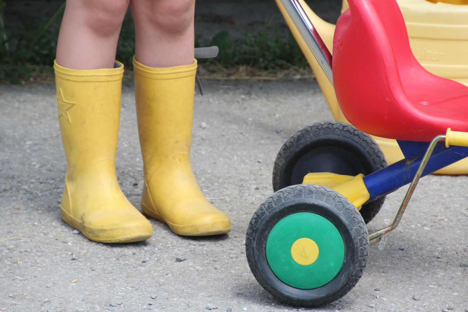 Canon EOS 1200D (EOS Rebel T5 / EOS Kiss X70 / EOS Hi) sample photo. Child, rubber boots, yellow photography