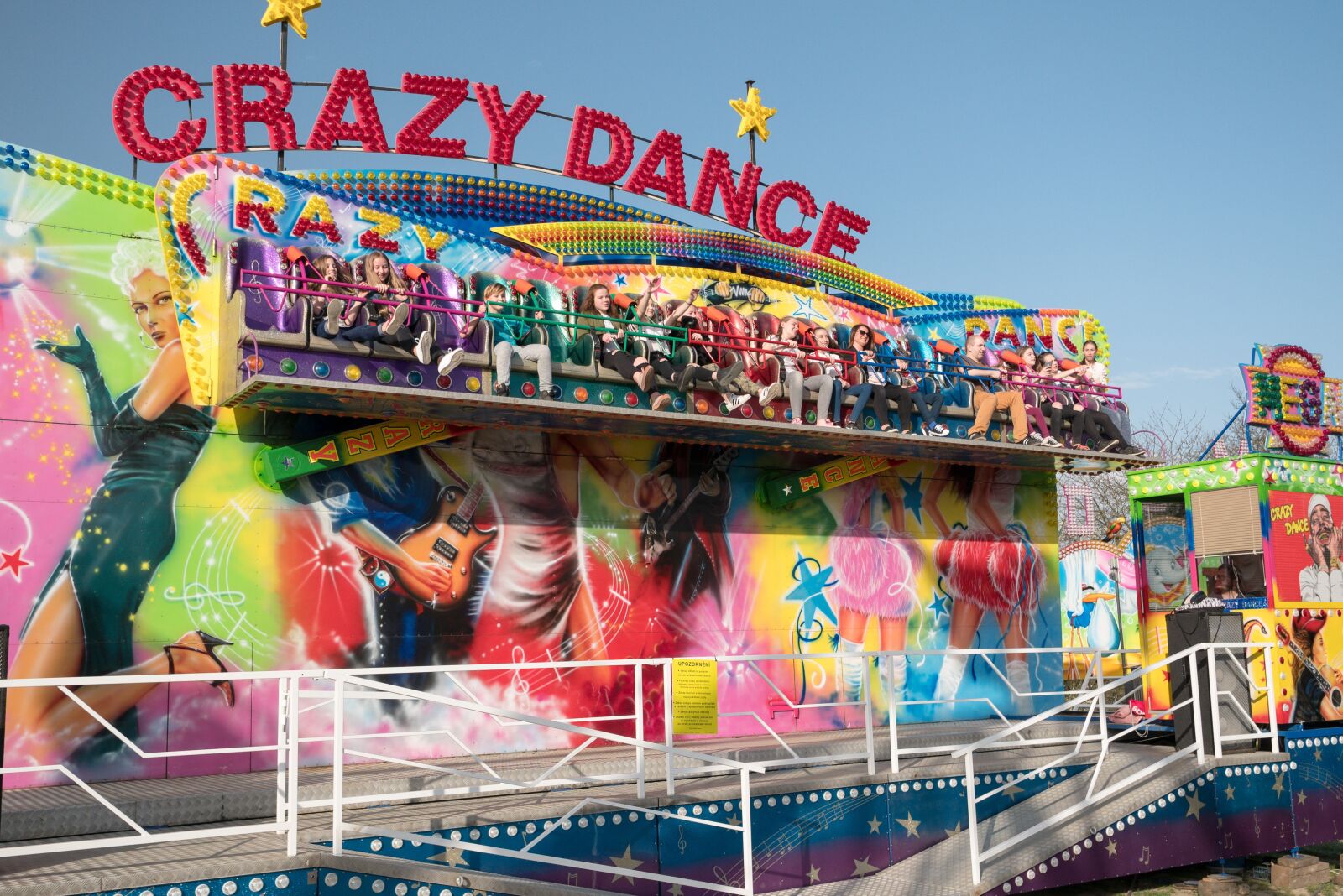 Panasonic Lumix DMC-GX85 (Lumix DMC-GX80 / Lumix DMC-GX7 Mark II) sample photo. Roundabouts, people, carnival photography