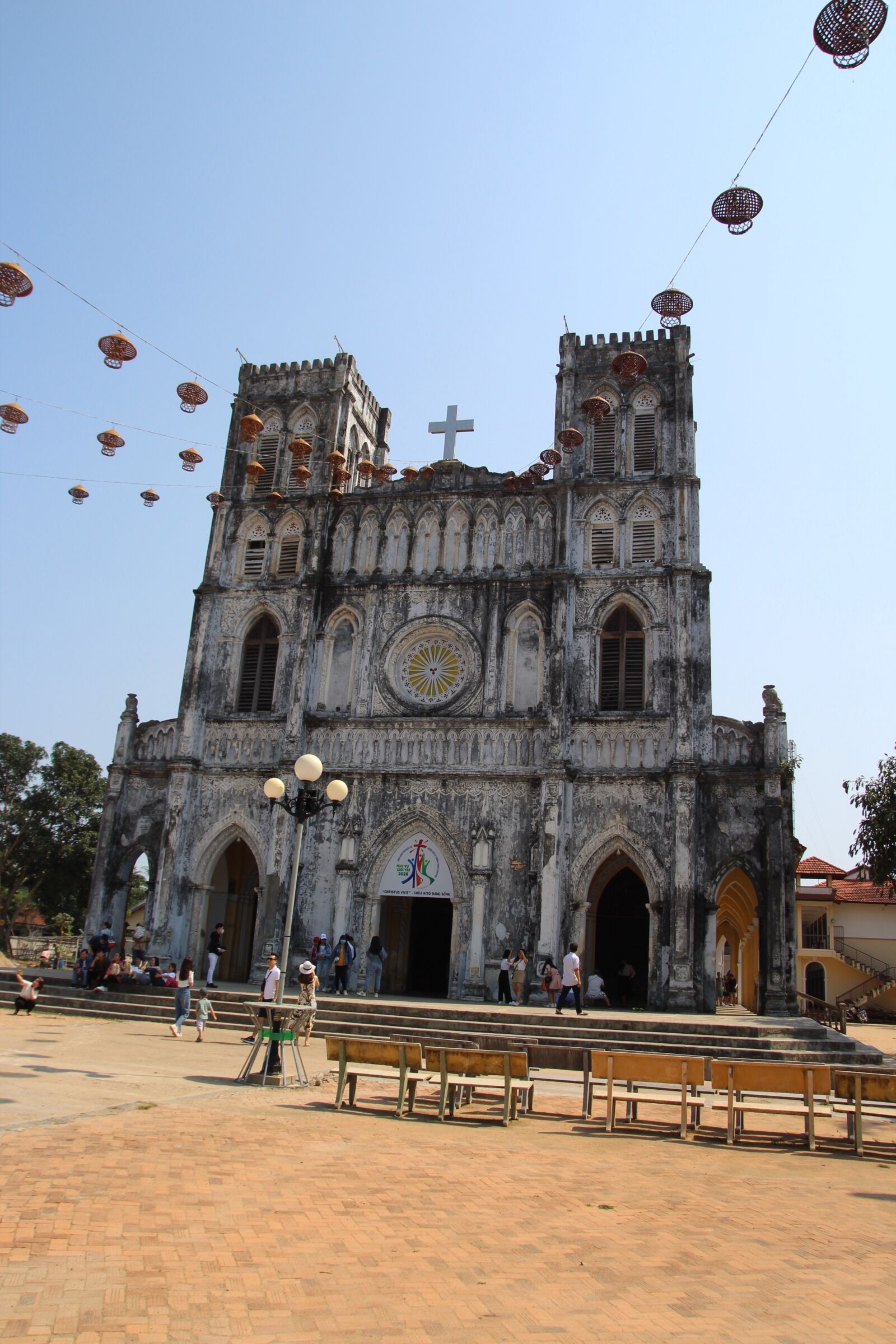 Canon EOS 1300D (EOS Rebel T6 / EOS Kiss X80) sample photo. Vietnam, asia, church photography