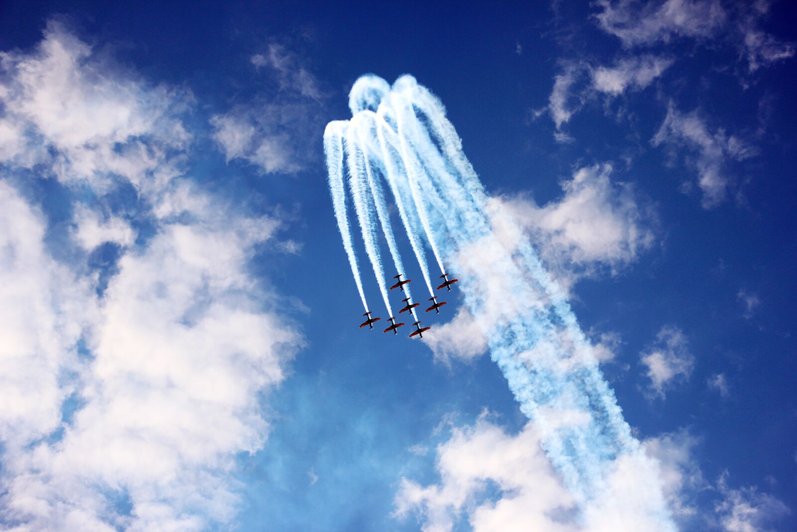 Canon EOS 600D (Rebel EOS T3i / EOS Kiss X5) sample photo. Planes, sky, blue photography