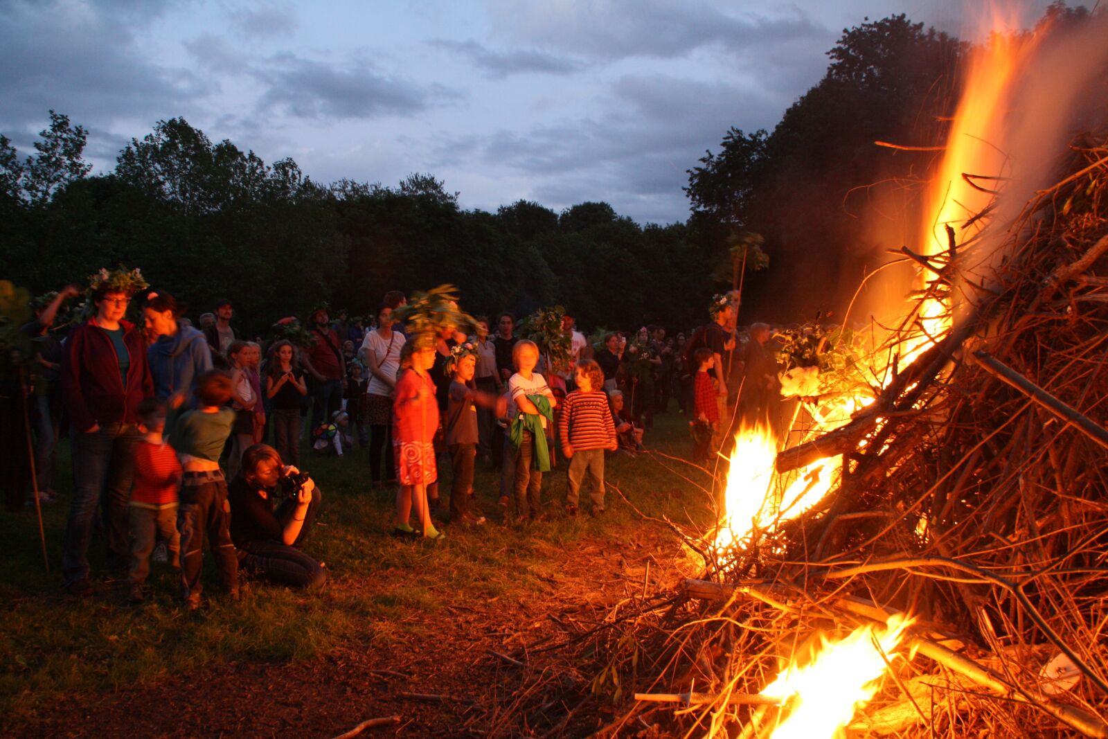 Canon EOS 1000D (EOS Digital Rebel XS / EOS Kiss F) sample photo. Midsummer night bonfire, children photography