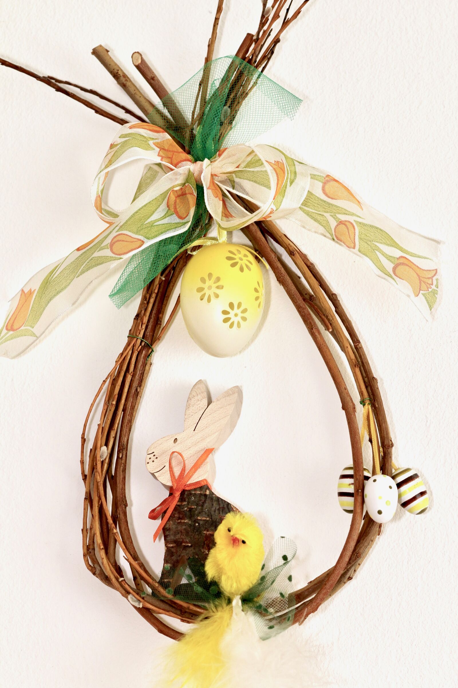 Canon EOS 70D + Canon EF 85mm F1.8 USM sample photo. Easter, wall decoration, willow photography
