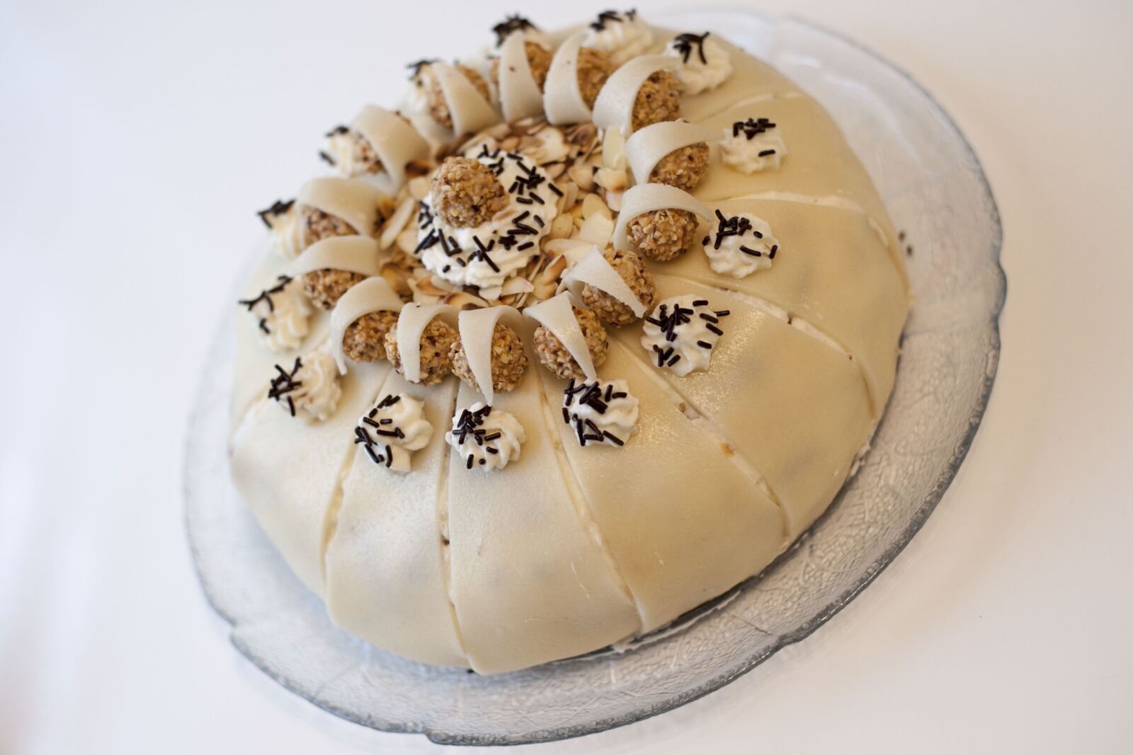 Nikon D700 sample photo. Cake, marzipan, celebration photography