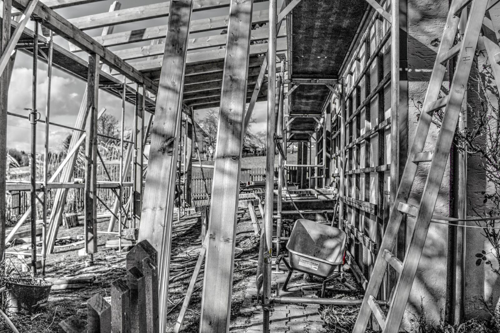 Canon EOS 700D (EOS Rebel T5i / EOS Kiss X7i) sample photo. Site, scaffold, wheelbarrow photography