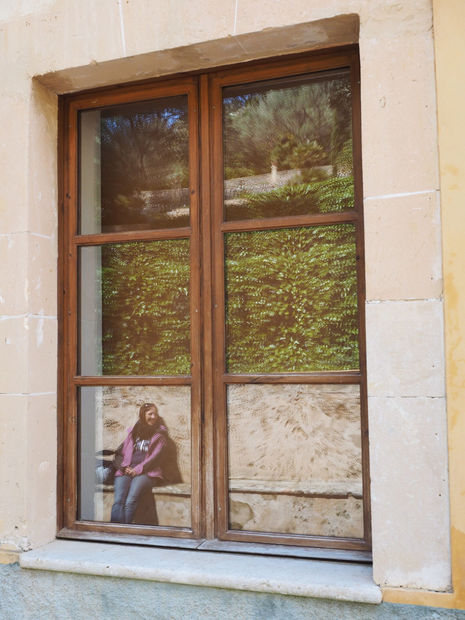 Olympus OM-D E-M1 + Olympus M.Zuiko Digital ED 12-40mm F2.8 Pro sample photo. Window, mirroring, person photography
