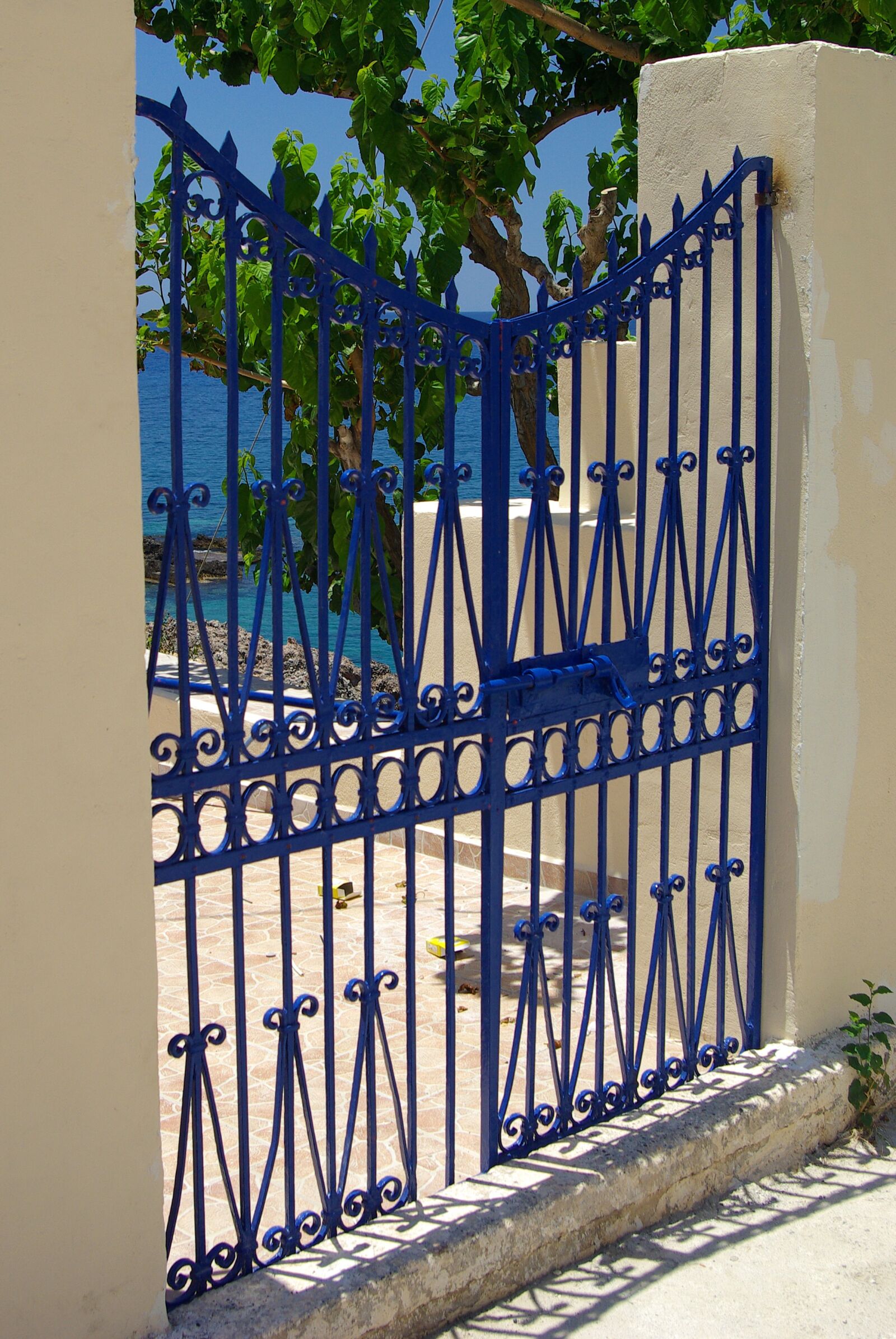 Pentax K10D sample photo. Door, goal, input photography