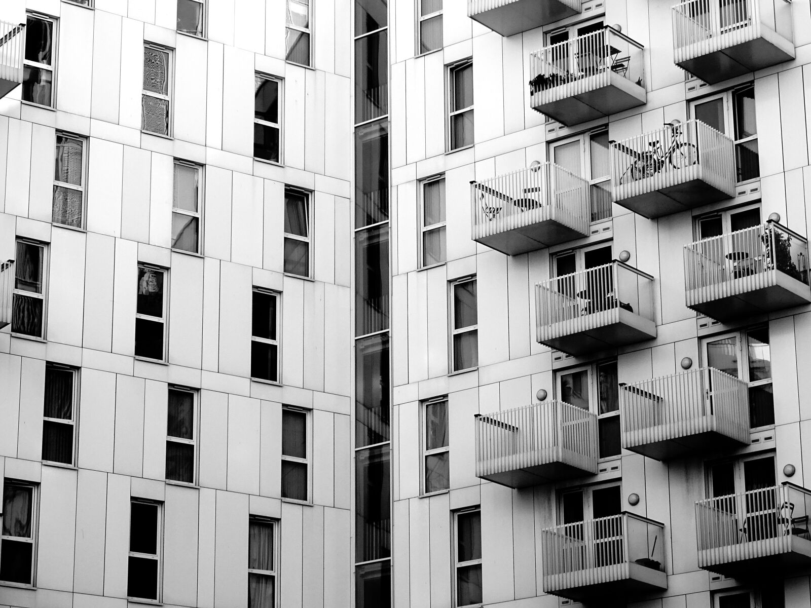 Sony DSC-HX60 sample photo. Apartments, architecture, balcony, bike photography