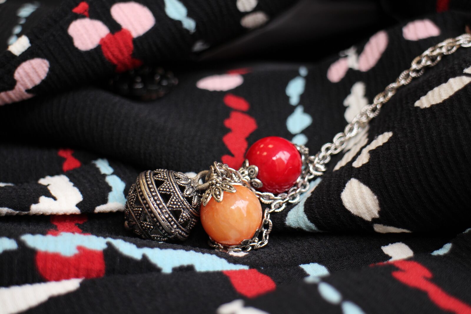 Canon EOS M sample photo. Jewelry, balls, precious photography
