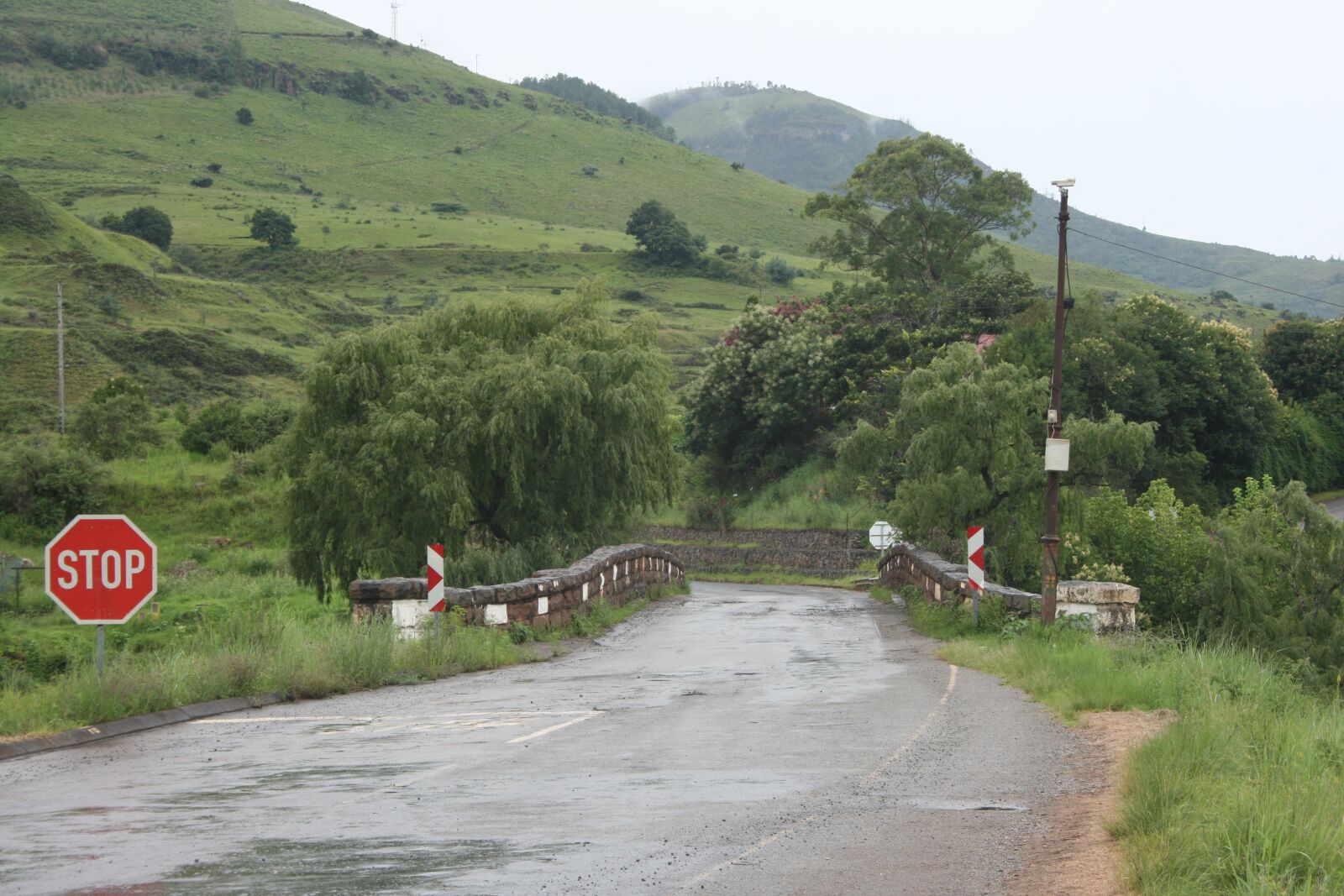 Canon EOS 400D (EOS Digital Rebel XTi / EOS Kiss Digital X) sample photo. Road, wet, bridge photography