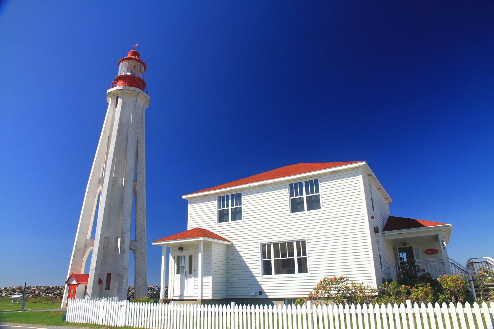 Canon EOS 7D sample photo. Lighthouse, ocean, side photography