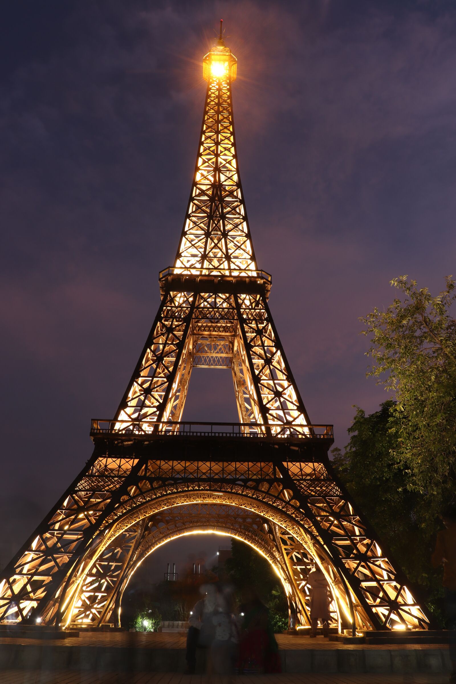 Canon EOS 200D (EOS Rebel SL2 / EOS Kiss X9) sample photo. Eiffel tower, waste of photography