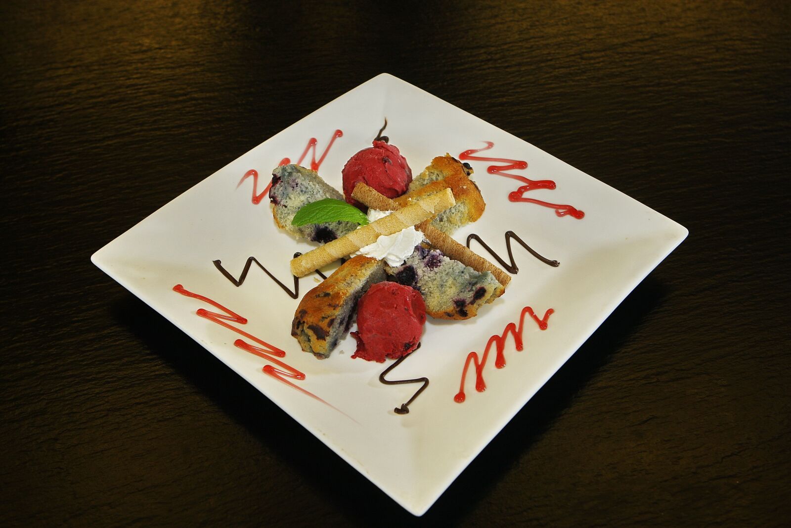 Canon EOS-1D Mark III sample photo. Ice cream, muffin, blackcurrant photography