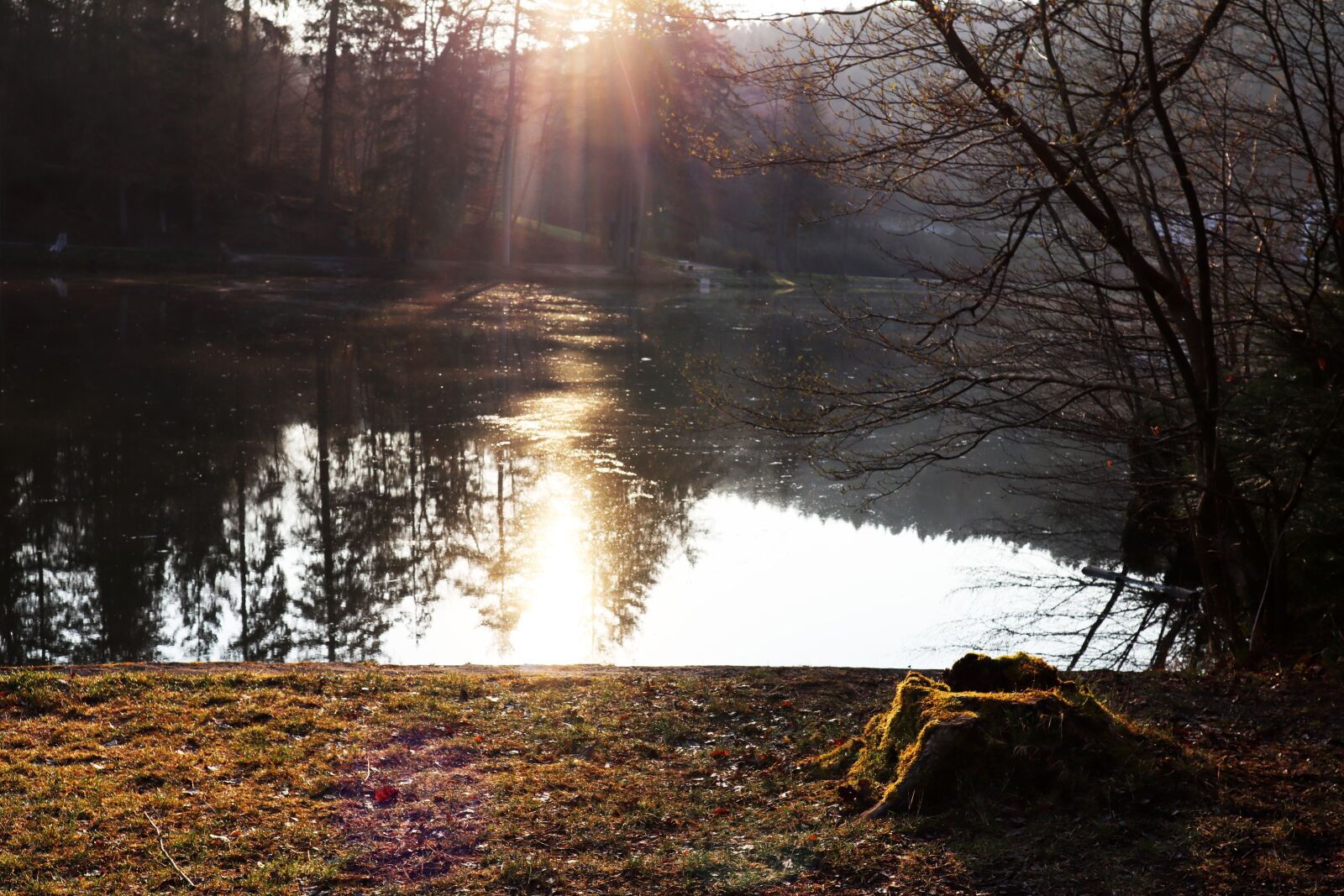 Canon EF-M 15-45mm F3.5-6.3 IS STM sample photo. Sunrise, morning sun, lake photography