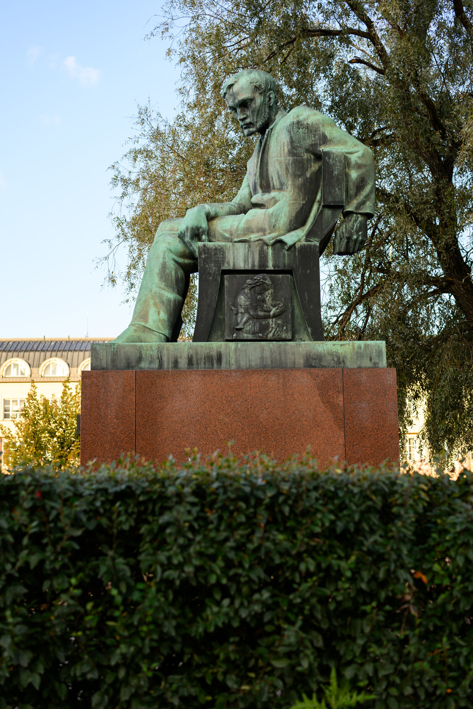 Nikon Z8 sample photo. Statue watching photography