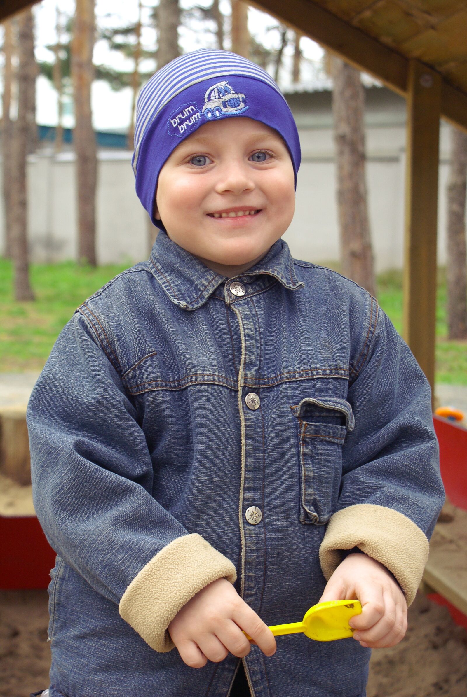Sony Alpha DSLR-A100 sample photo. Boy, smile, park photography