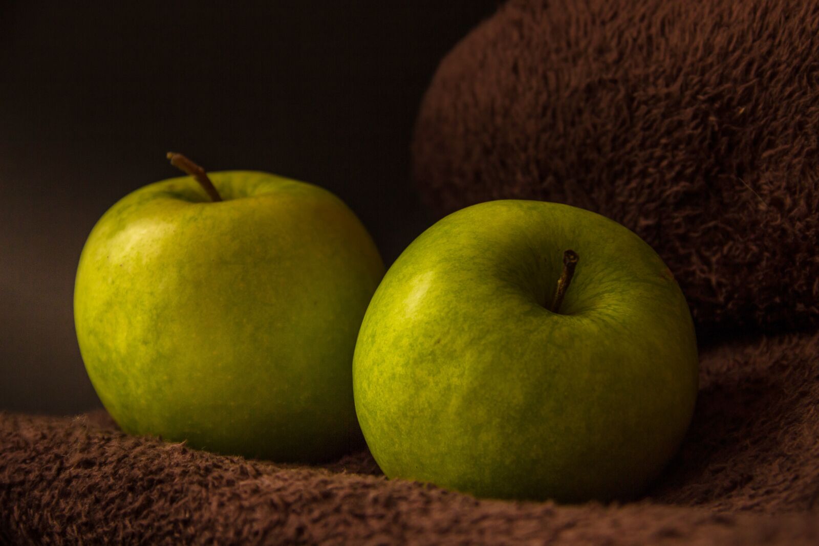 Canon EF-S 18-135mm F3.5-5.6 IS sample photo. Apple, green, fruit photography