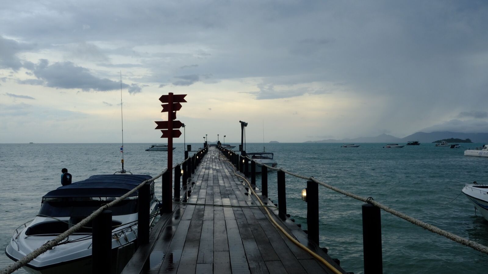 Fujifilm X-Pro2 + Fujifilm XF 23mm F2 R WR sample photo. Waters, sea, pier photography