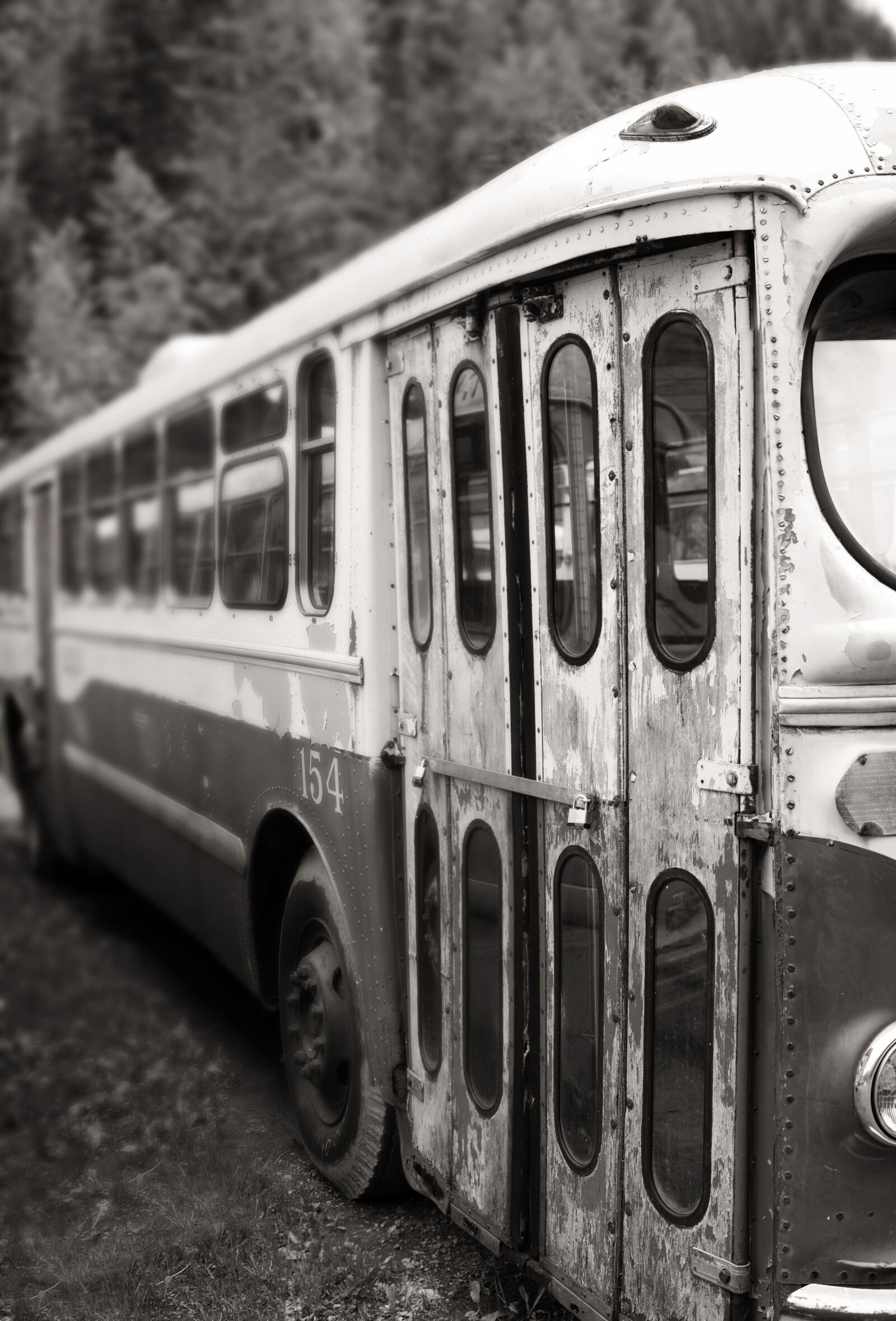 Nikon D50 sample photo. Bus, vintage, peeling photography