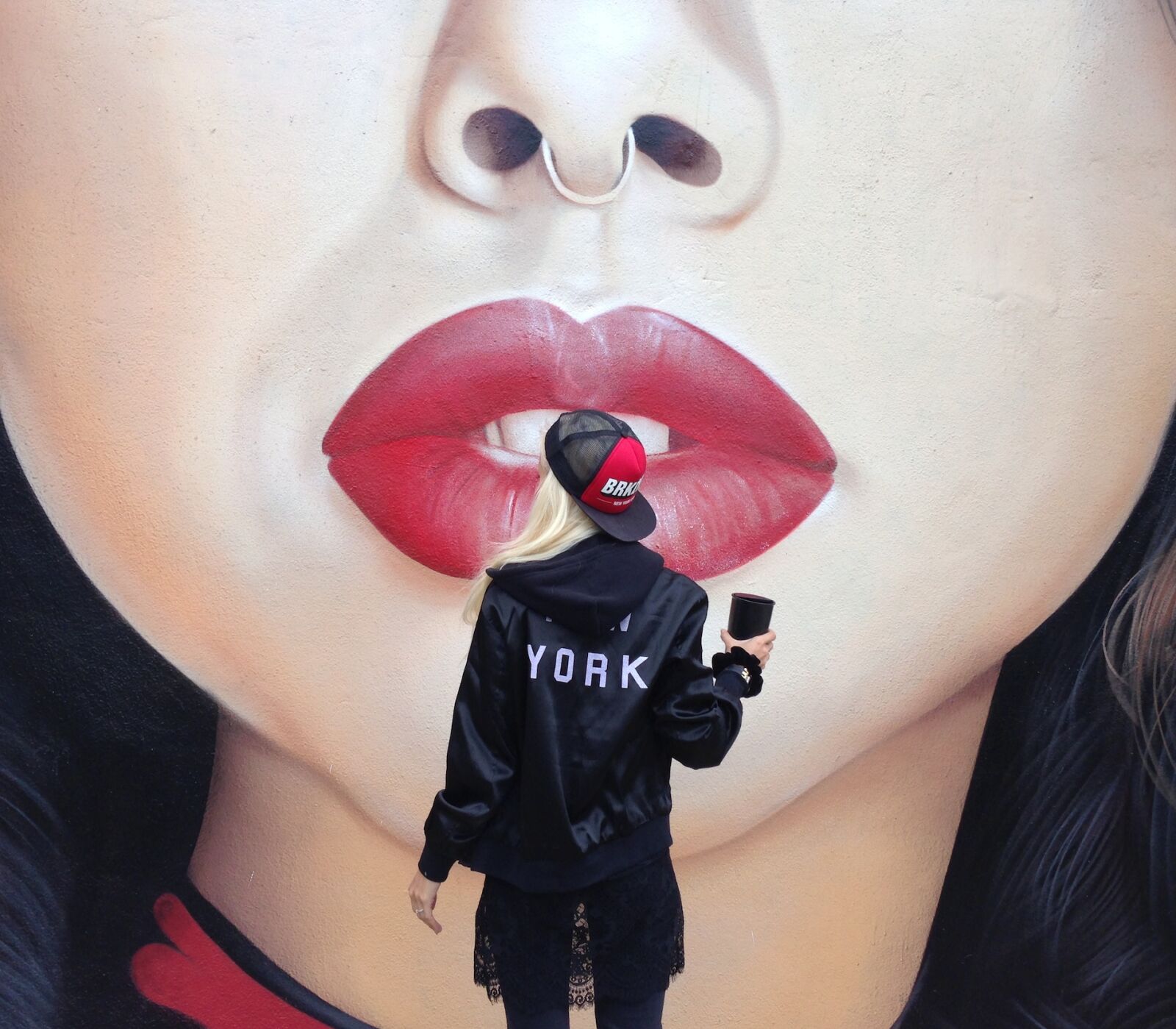 iPhone 5 back camera 4.12mm f/2.4 sample photo. Woman, against, modern, graffiti photography