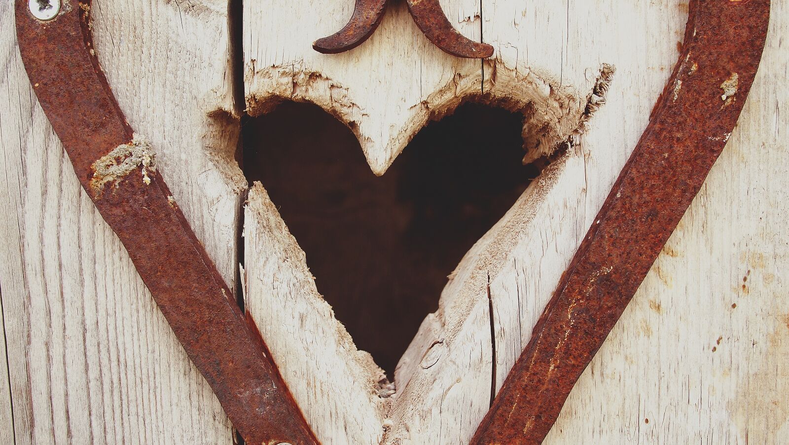 Olympus PEN E-PL1 sample photo. Heart, wooden door, entrance photography