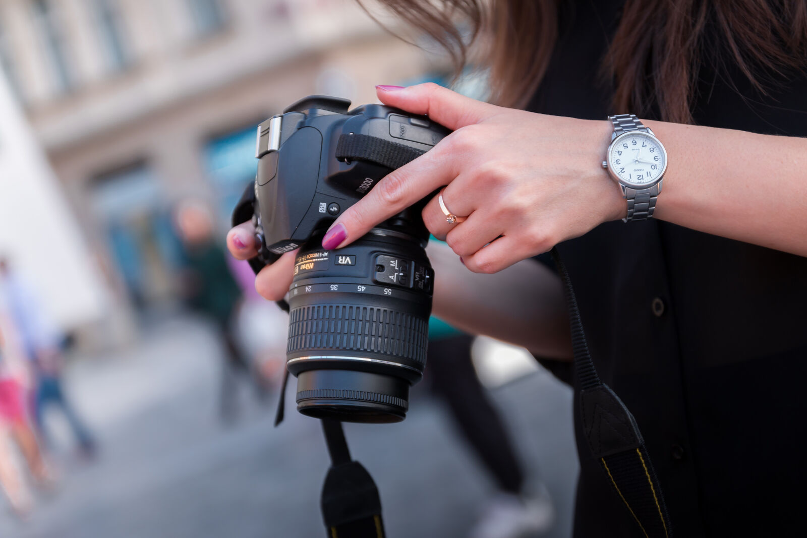 Canon EOS 70D + Canon TAMRON SP 17-50mm f/2.8 Di II VC B005 sample photo. Woman, holding, black, dslr photography