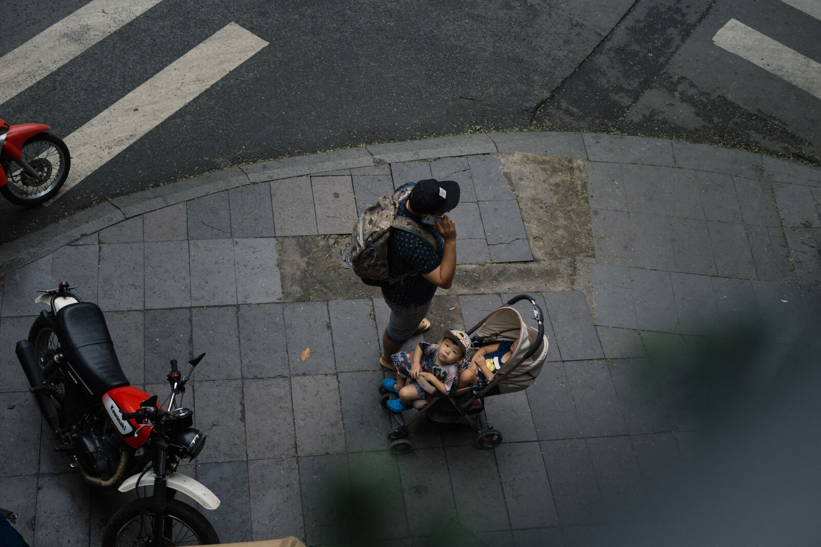 Sony a7 II + Sony FE 50mm F1.8 sample photo. Asian, city, life, family photography
