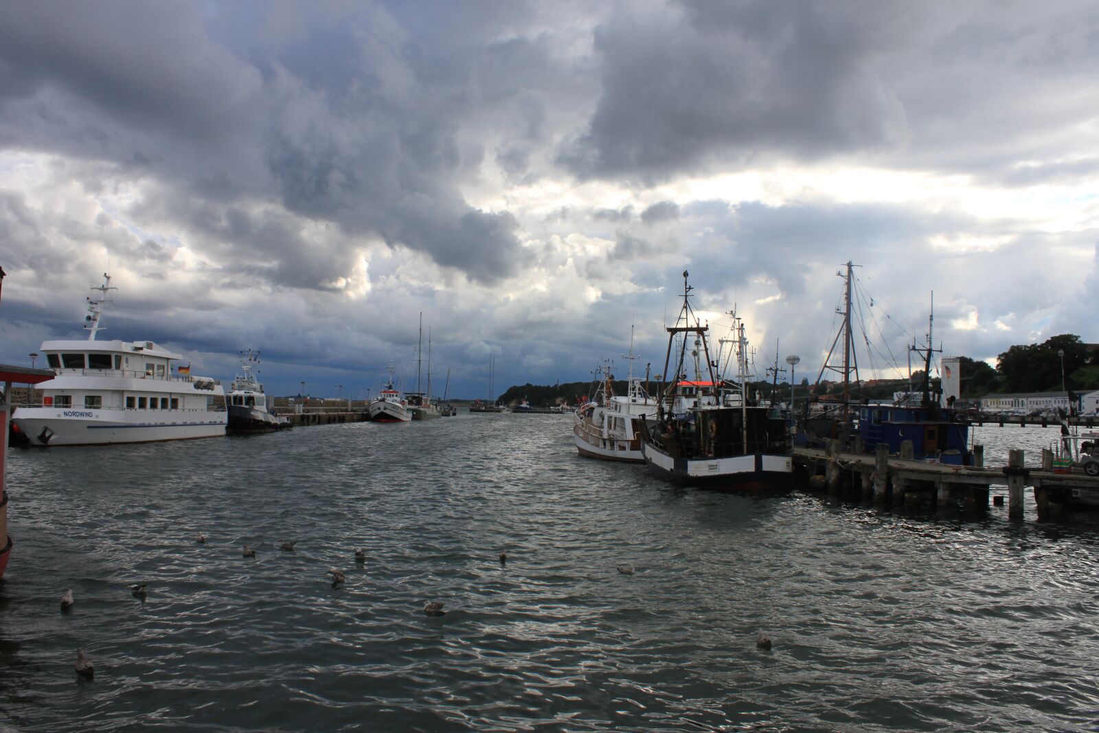 Canon EOS 500D (EOS Rebel T1i / EOS Kiss X3) sample photo. Port, clouds, sky photography