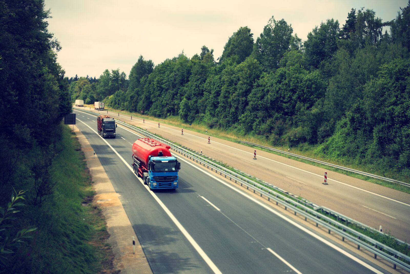 Canon EOS-1Ds Mark III sample photo. Truck, highway, logistics photography