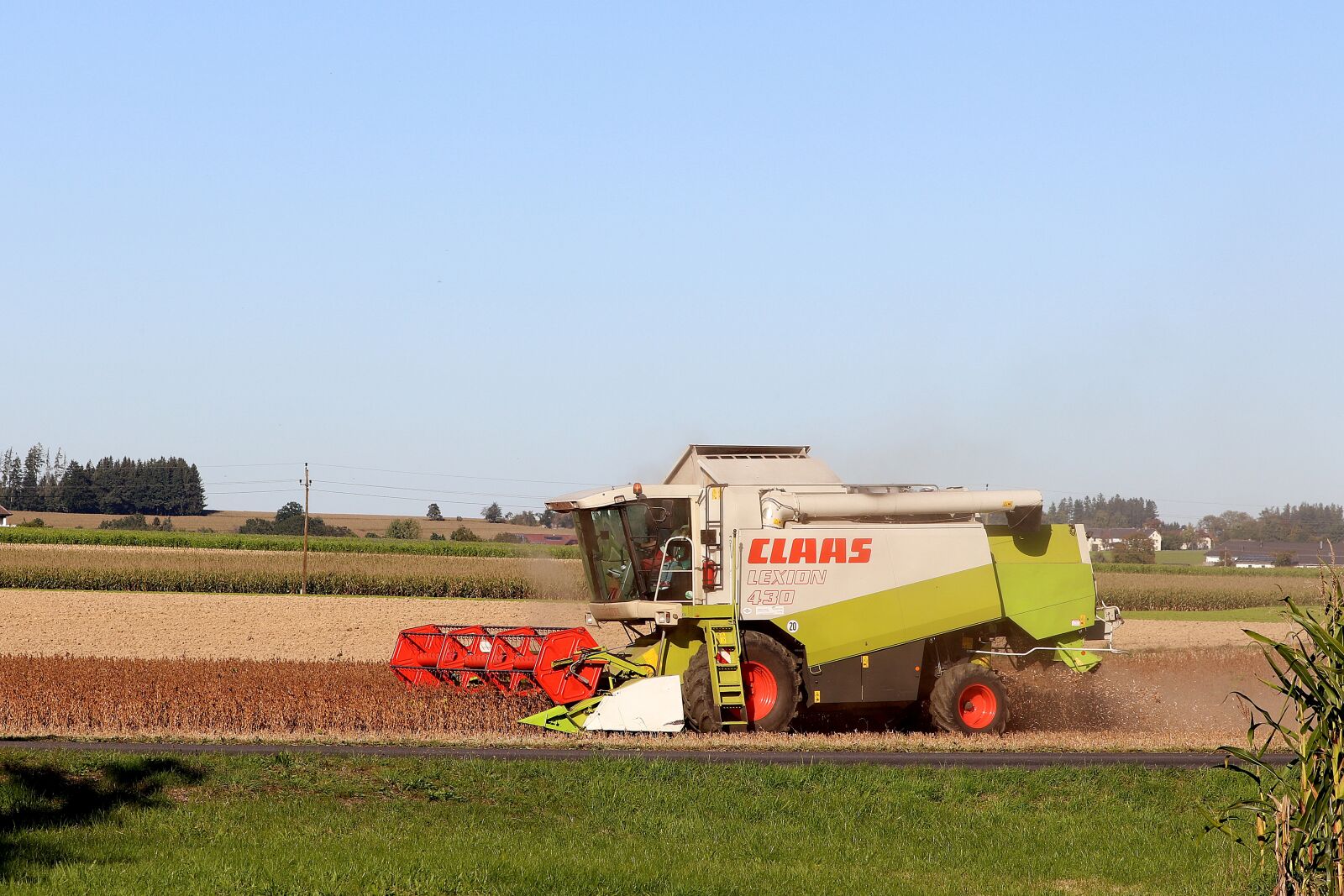 Canon EF 70-300 F4-5.6 IS II USM sample photo. Combine harvester, soybean, agriculture photography