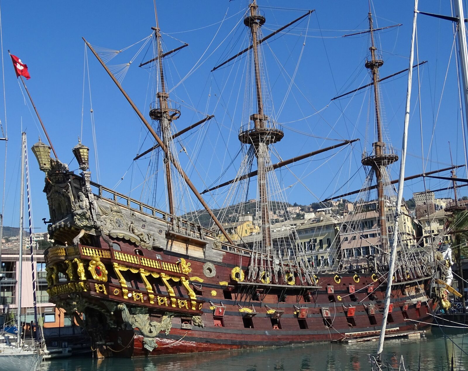 Sony Cyber-shot DSC-HX400V sample photo. Italy, genoa, city photography