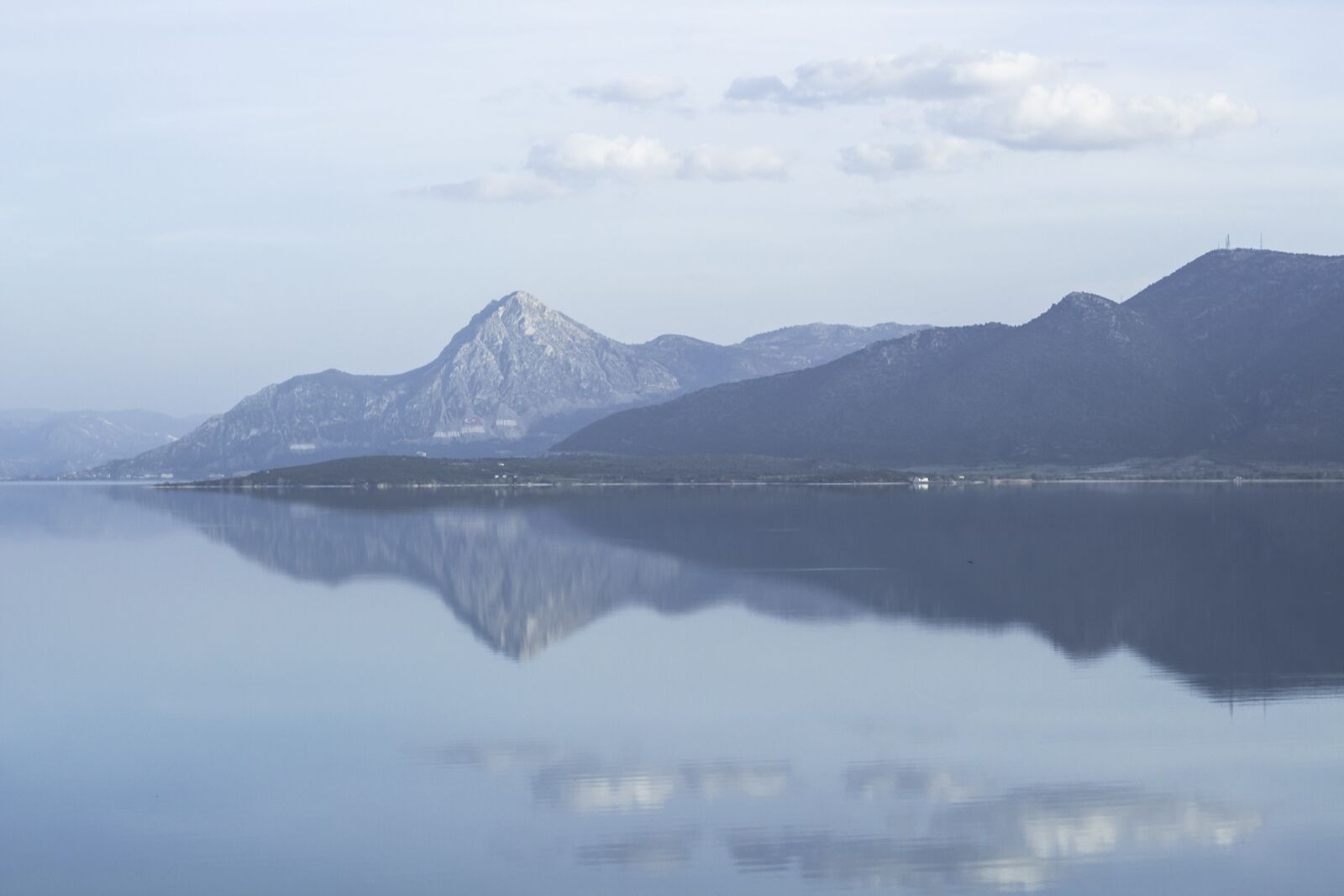 Canon EOS 700D (EOS Rebel T5i / EOS Kiss X7i) + Canon EF 50mm F1.8 II sample photo. Reflection, landscape, lake photography