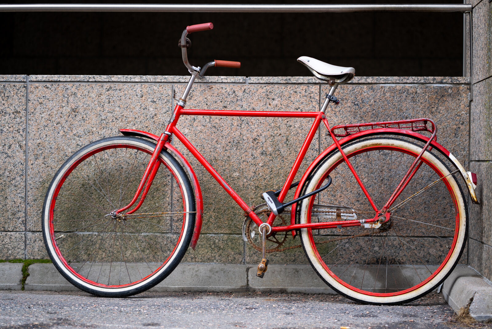 Sony FE 85mm F1.8 sample photo. Red forgotten bicycle photography