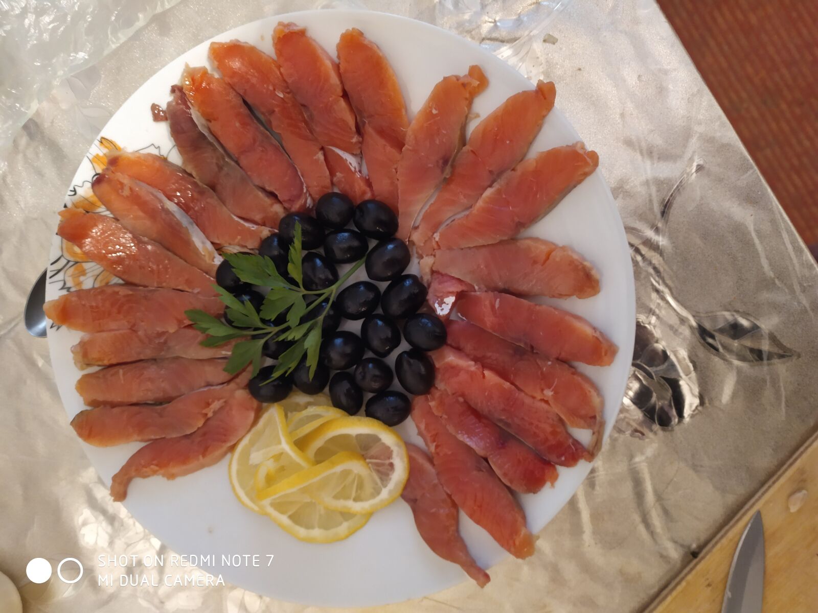 Xiaomi Redmi Note 7 sample photo. Ornament, dishes, fish photography