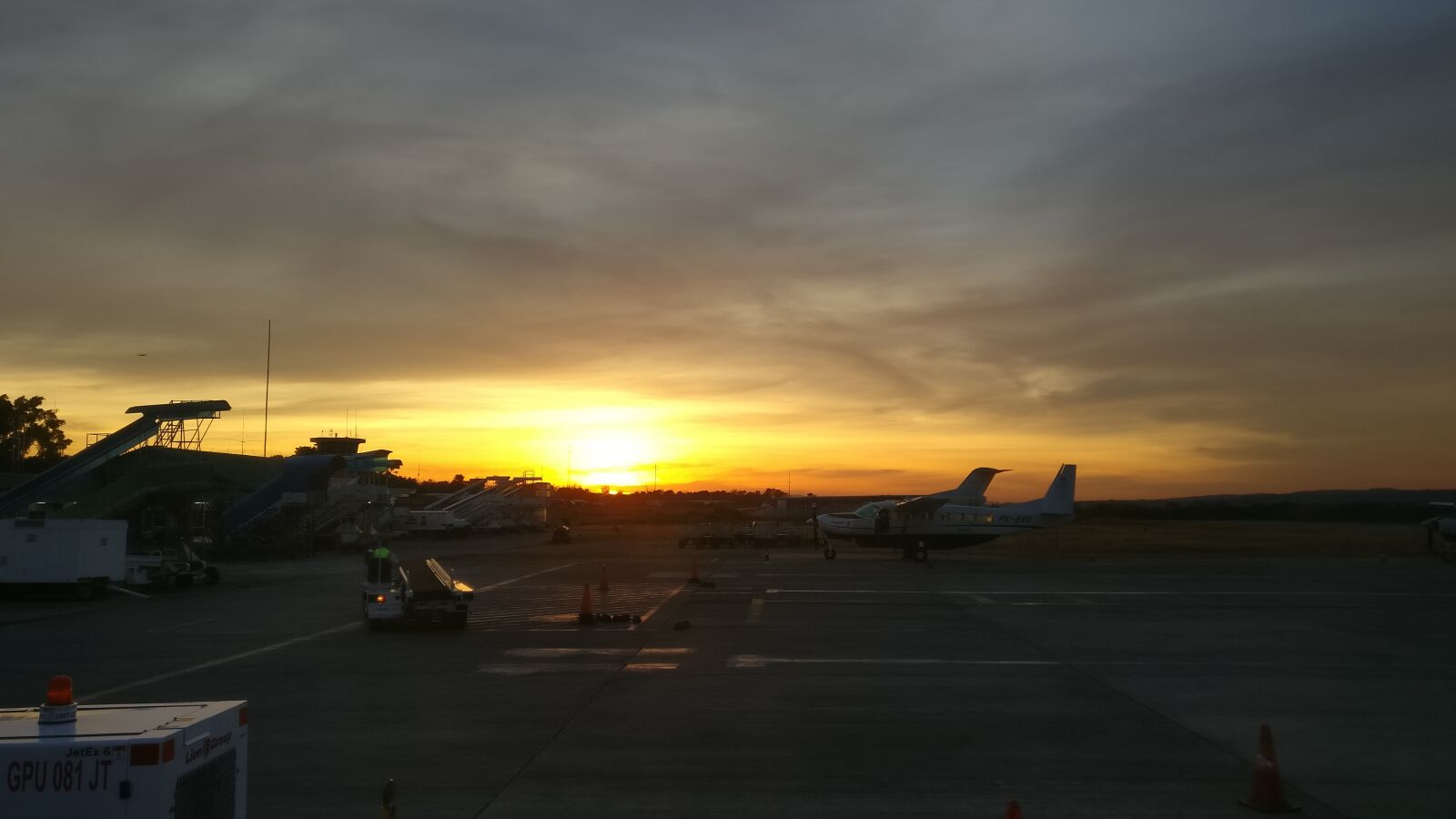 OnePlus A3010 sample photo. Airport, early, morning, indonesia photography