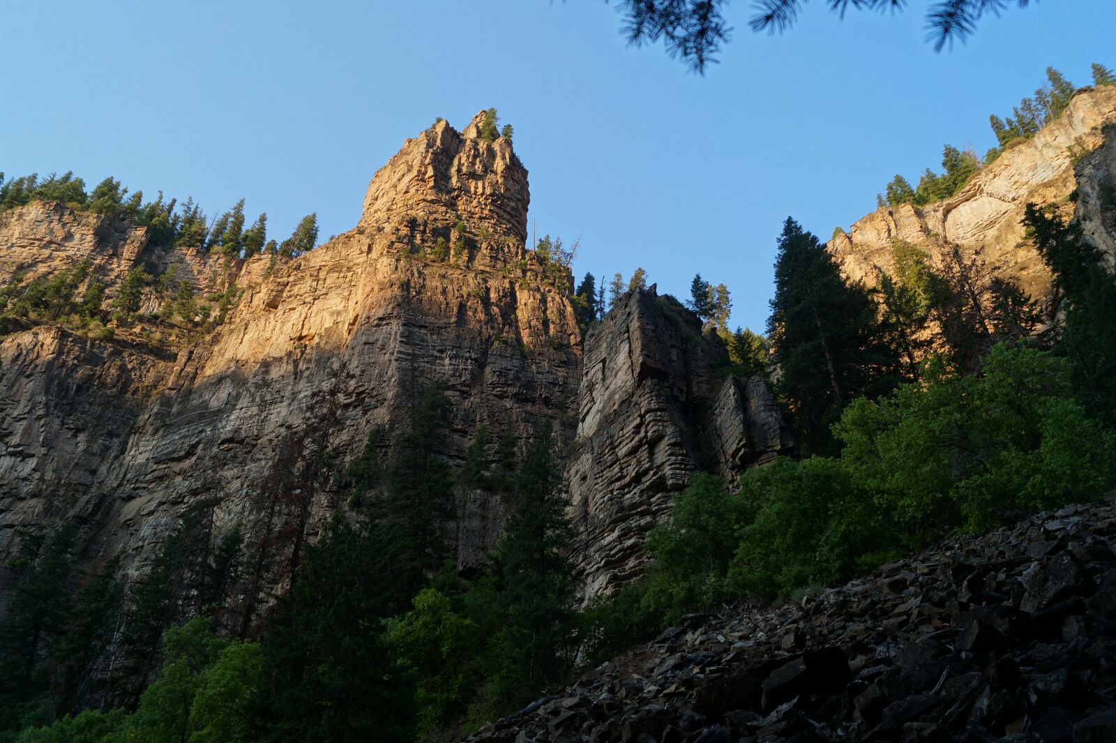 Sony DT 18-55mm F3.5-5.6 SAM II sample photo. Hanging, lake, trail photography