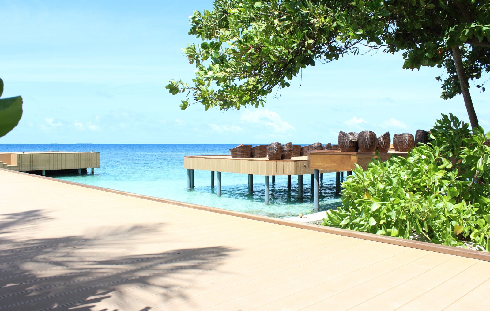 Canon EOS 1200D (EOS Rebel T5 / EOS Kiss X70 / EOS Hi) sample photo. Maldives, beach, seating arrangement photography