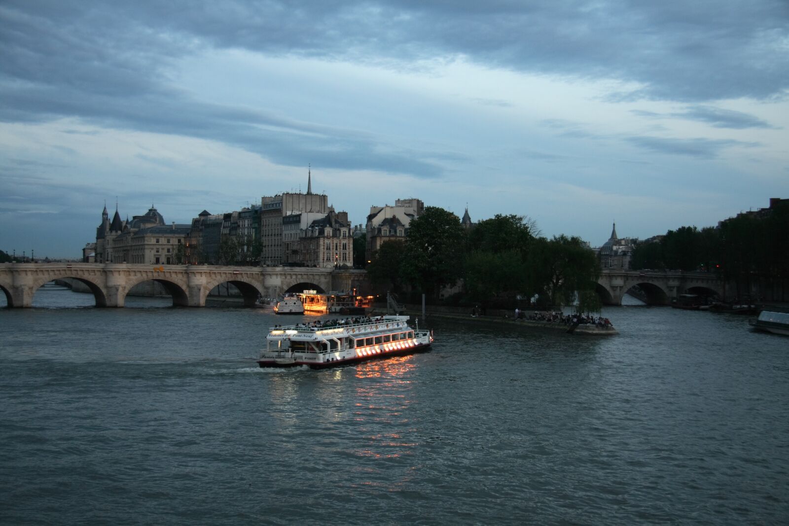 Canon EOS 400D (EOS Digital Rebel XTi / EOS Kiss Digital X) sample photo. Seine, paris, boat photography