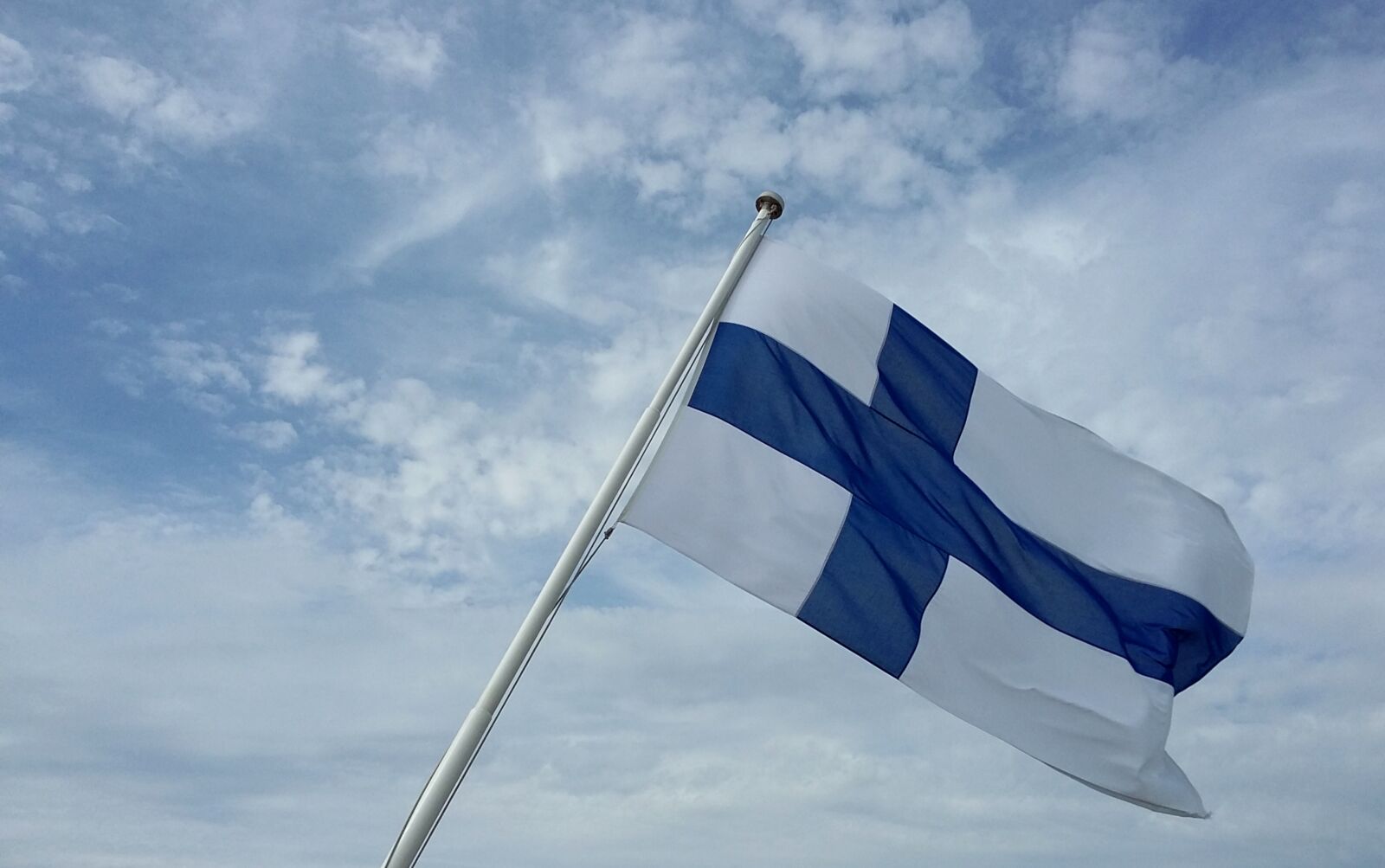 Samsung Galaxy A3 sample photo. Finland, flag, sky photography