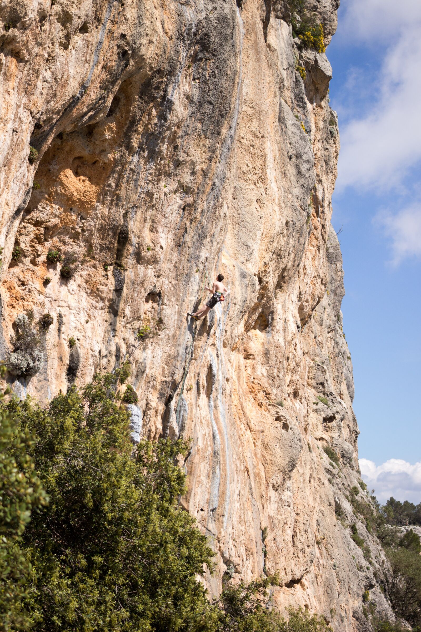 Canon EOS 100D (EOS Rebel SL1 / EOS Kiss X7) + Canon EF 40mm F2.8 STM sample photo. Cliffs, escalation, sport photography